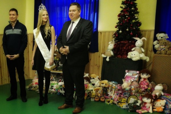 Balról: Vattamány Zsolt, Erzsébetváros polgármestere, Muszka Gréta királynő, dr. Bajkai István országgyűlési képviselő, a verseny fővédnöke 