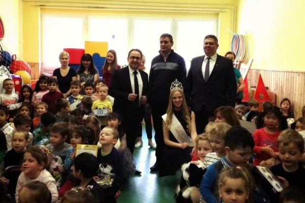 A Magyarok Világszépe csapata a gyermekek gyűrűjében 