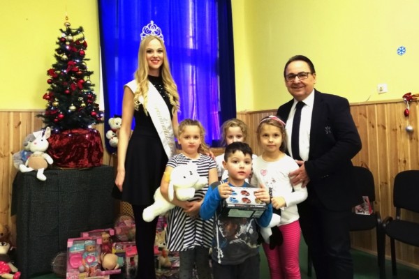 Fásy Ádám, a Magyarok Világszépe atyja és Muszka Gréta, a 2018-as királynő a gyermekekkel 