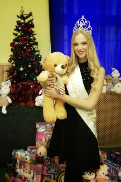 A királynő nagy örömmel vett részt az adományozásban 