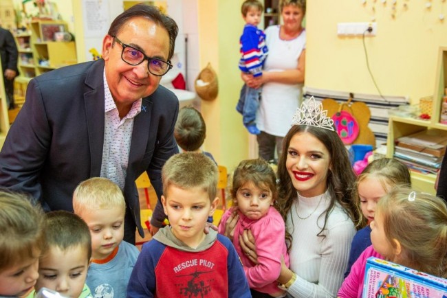 Fásy Ádám a királynő és az óvodások gyűrűjében