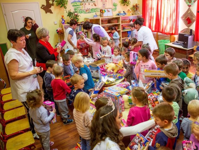 a boldog gyereksereg a játékokkal 