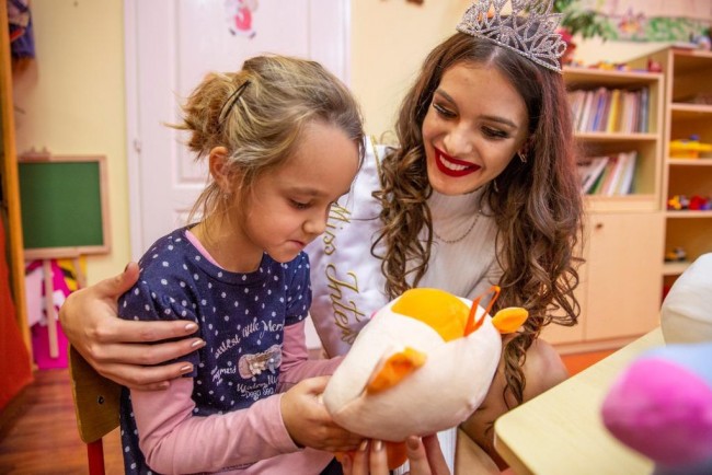 a királynő ajándékozás közben 01