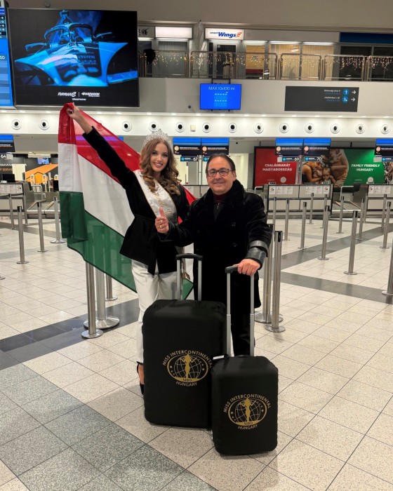 A királynő és Fásy Ádám licenctulajdonos a reptéren